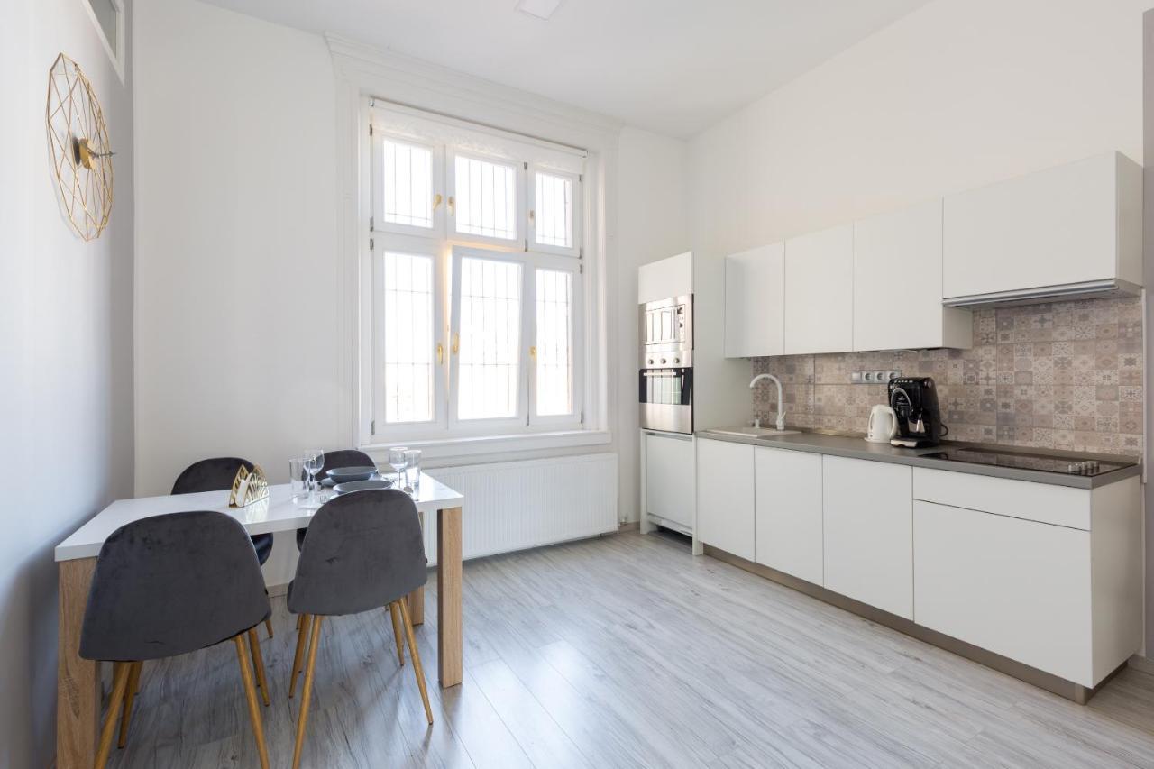 Designer Apartment On The Budapest Broadway With 2Br And Ac ภายนอก รูปภาพ