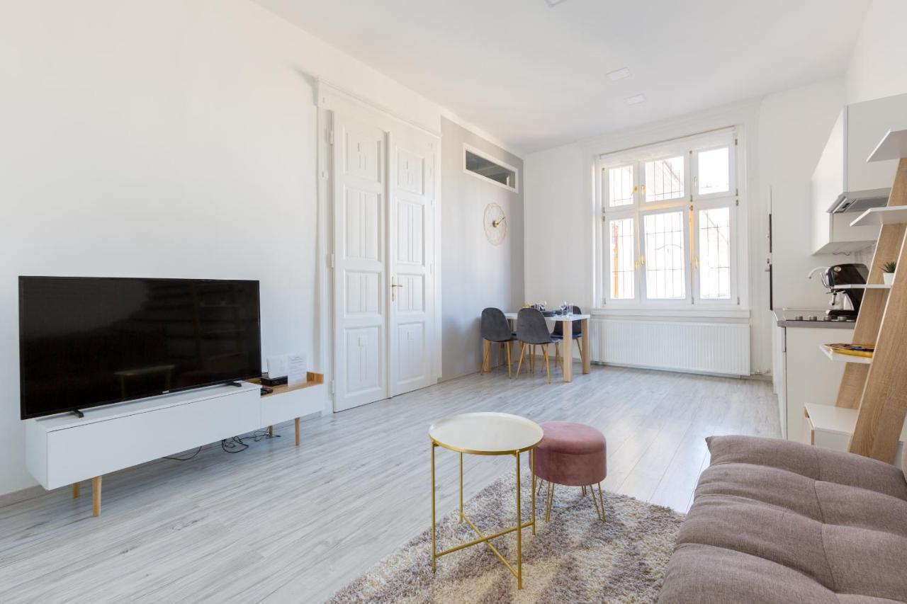 Designer Apartment On The Budapest Broadway With 2Br And Ac ภายนอก รูปภาพ