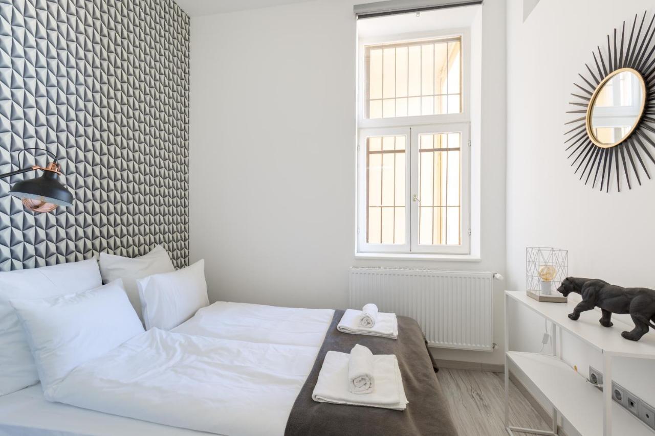 Designer Apartment On The Budapest Broadway With 2Br And Ac ภายนอก รูปภาพ